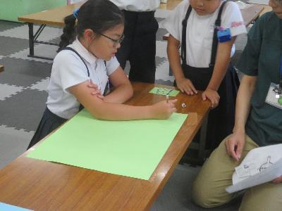 お楽しみ会のお店のポスターを描いています。