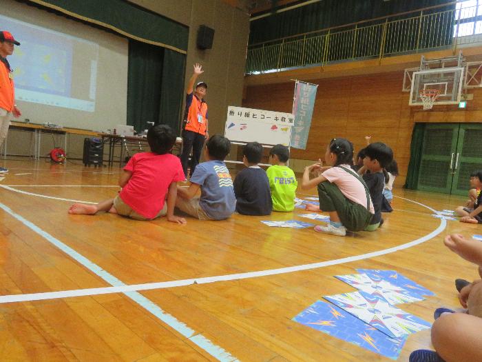 紙飛行機をおりました