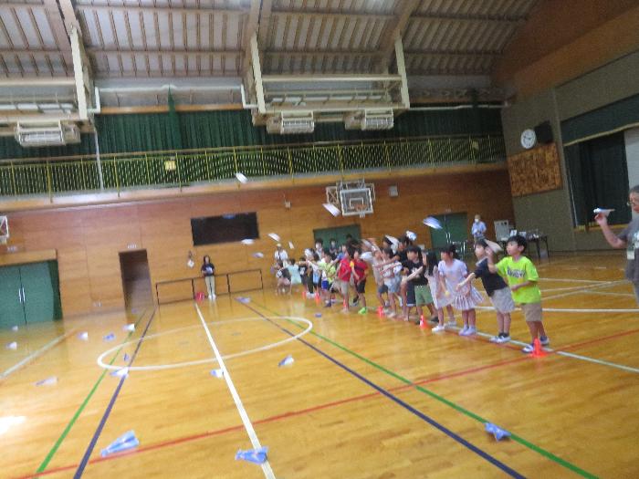 みんなで作った紙飛行機を飛ばしました。