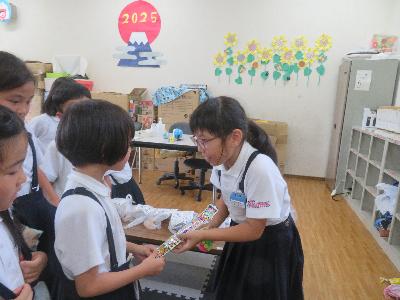 上級生が1年生に教えています