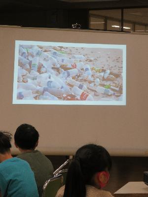 外国から、砂浜にペットボトルが流れ着き、ゴミとなる