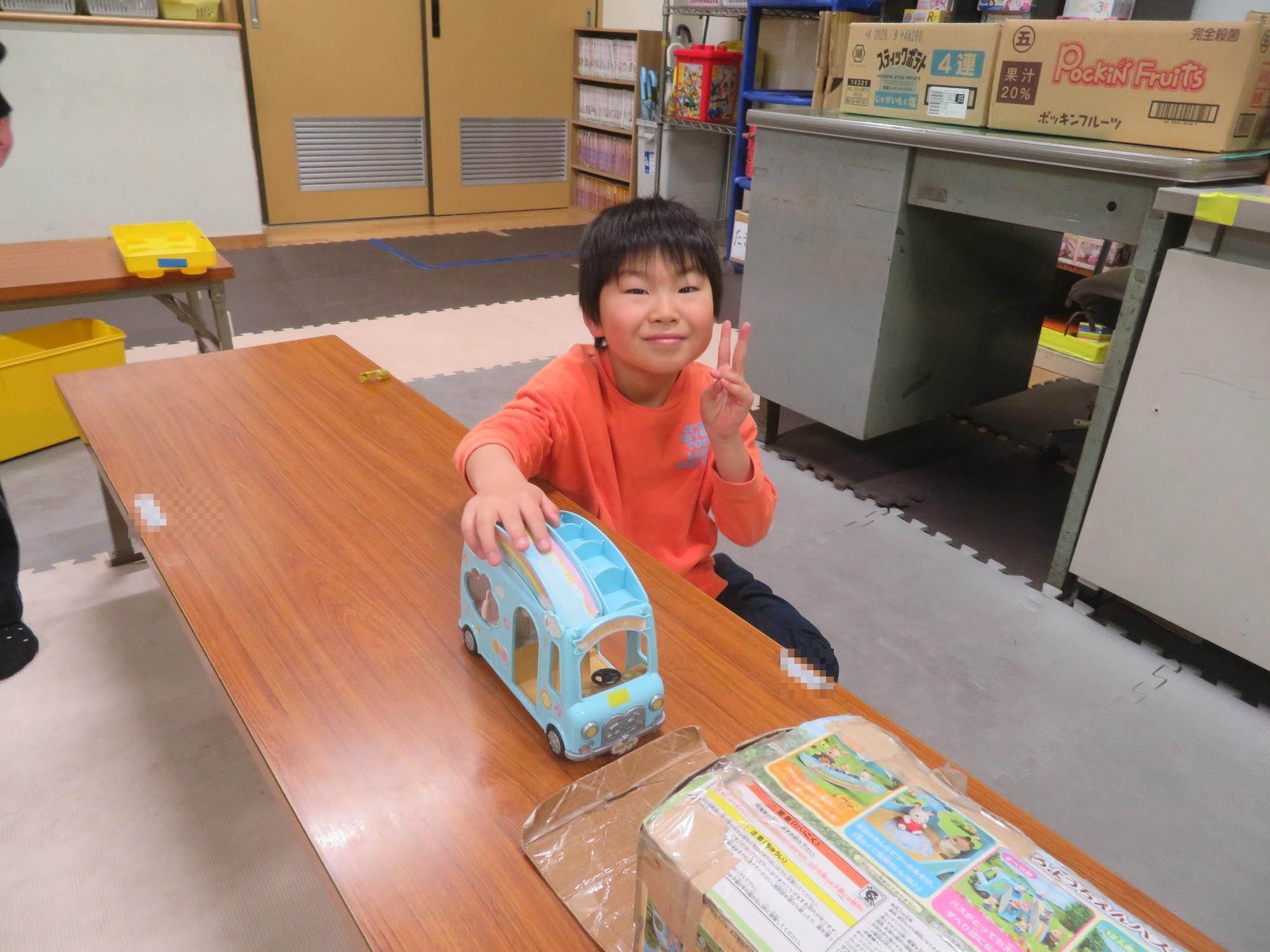 バスの模型で遊ぶ