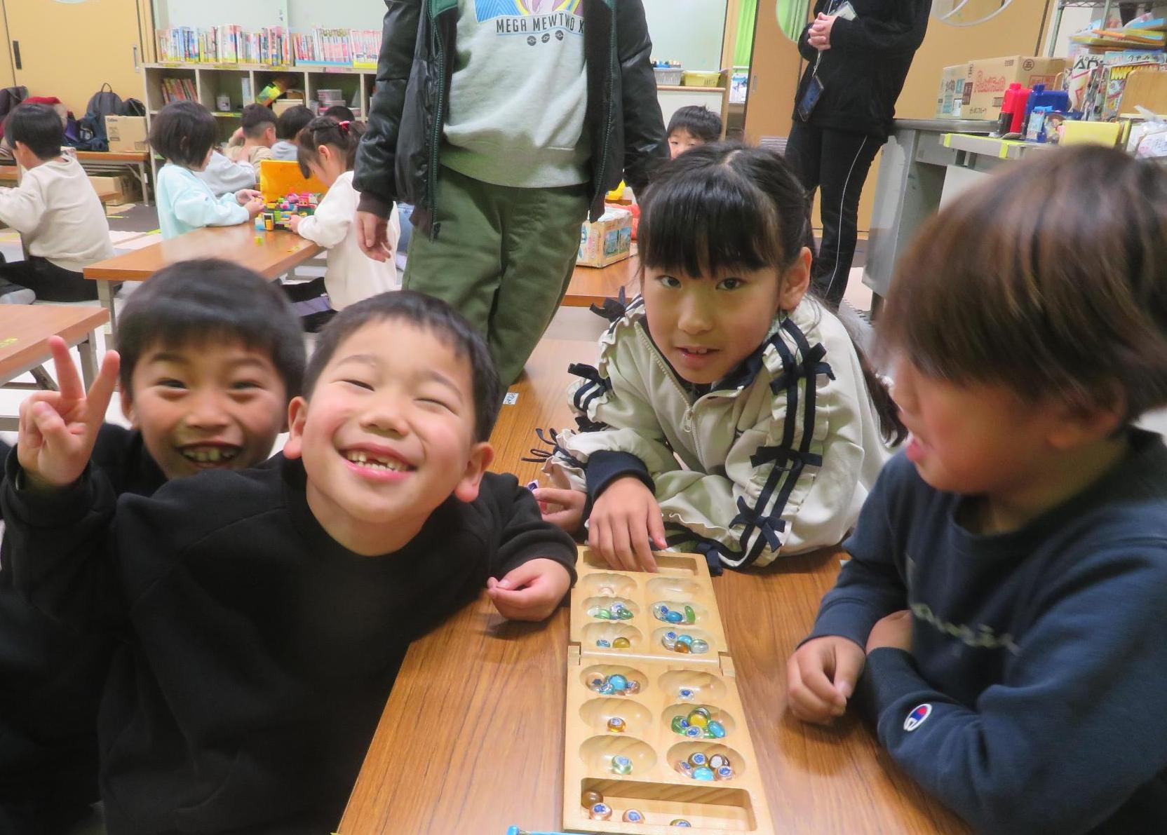 マンカラで遊ぶ