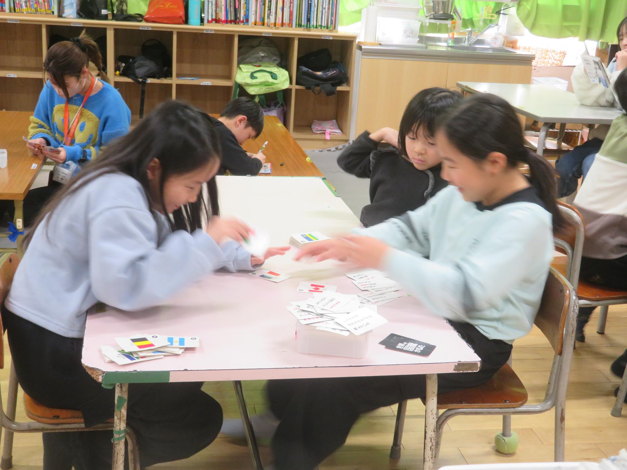 国旗当てゲームをしています