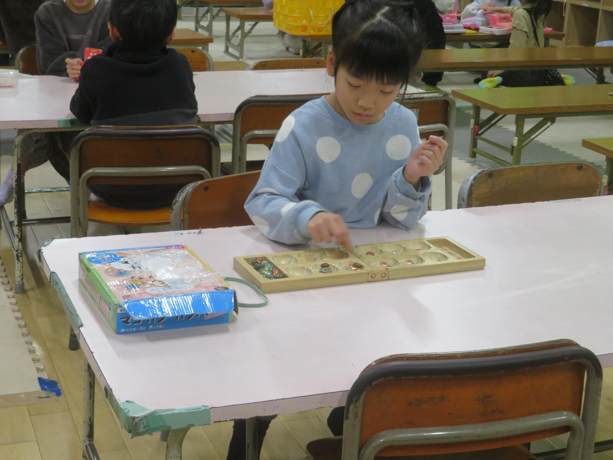 一人でマンカラをしています