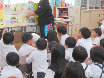 みんな真剣に絵本の説明を聞きました