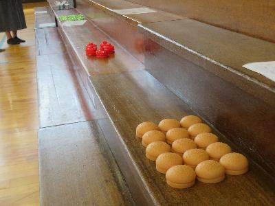 パンやお肉やレタス、ジュースを販売しています