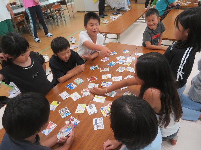 楽しそうにかるたをする子どもたち