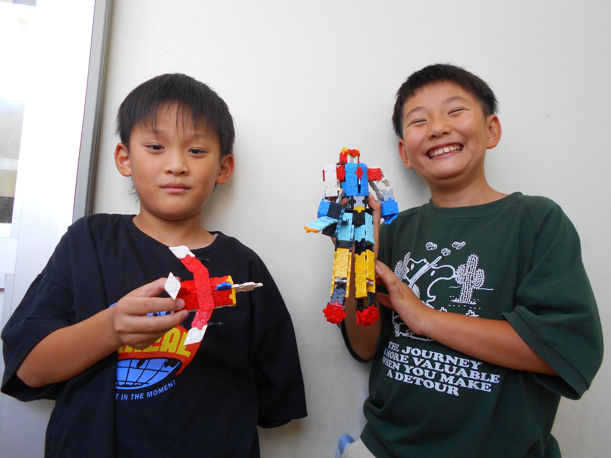 ラキュウでつくったロボットと飛行機です。