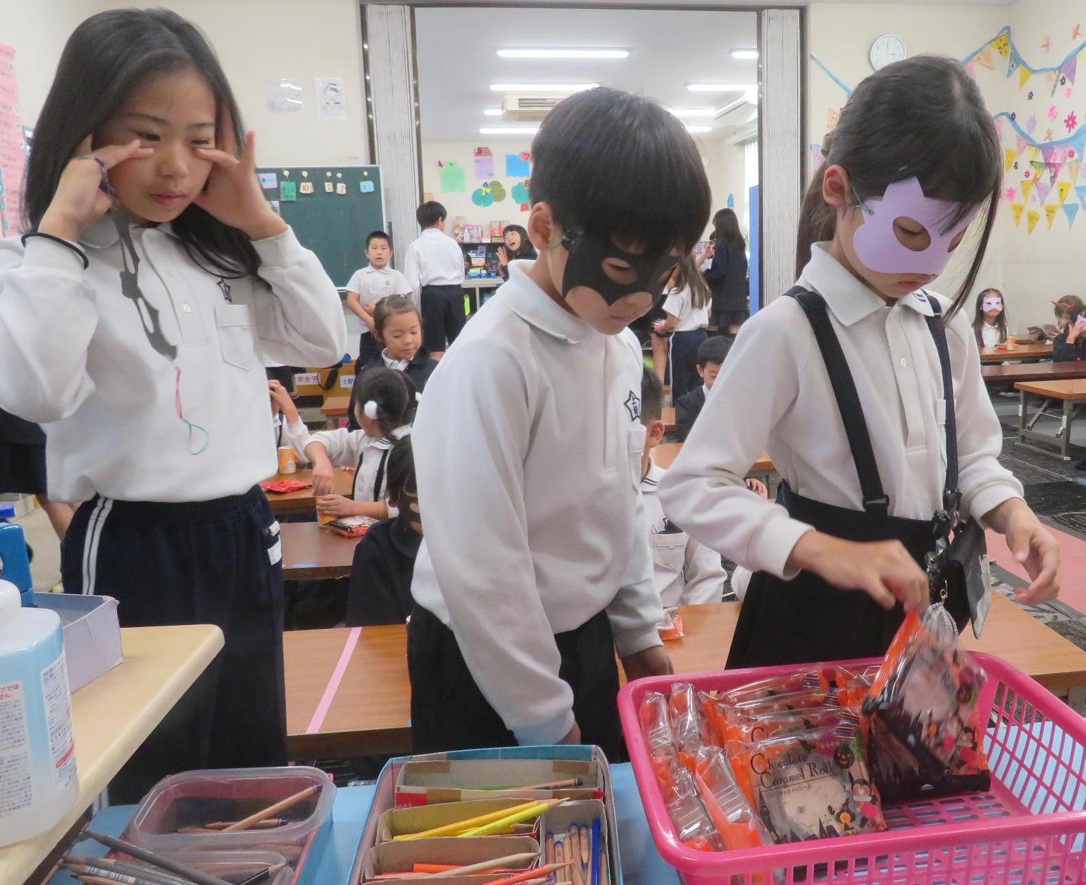 おやつの時もマスクをつけて