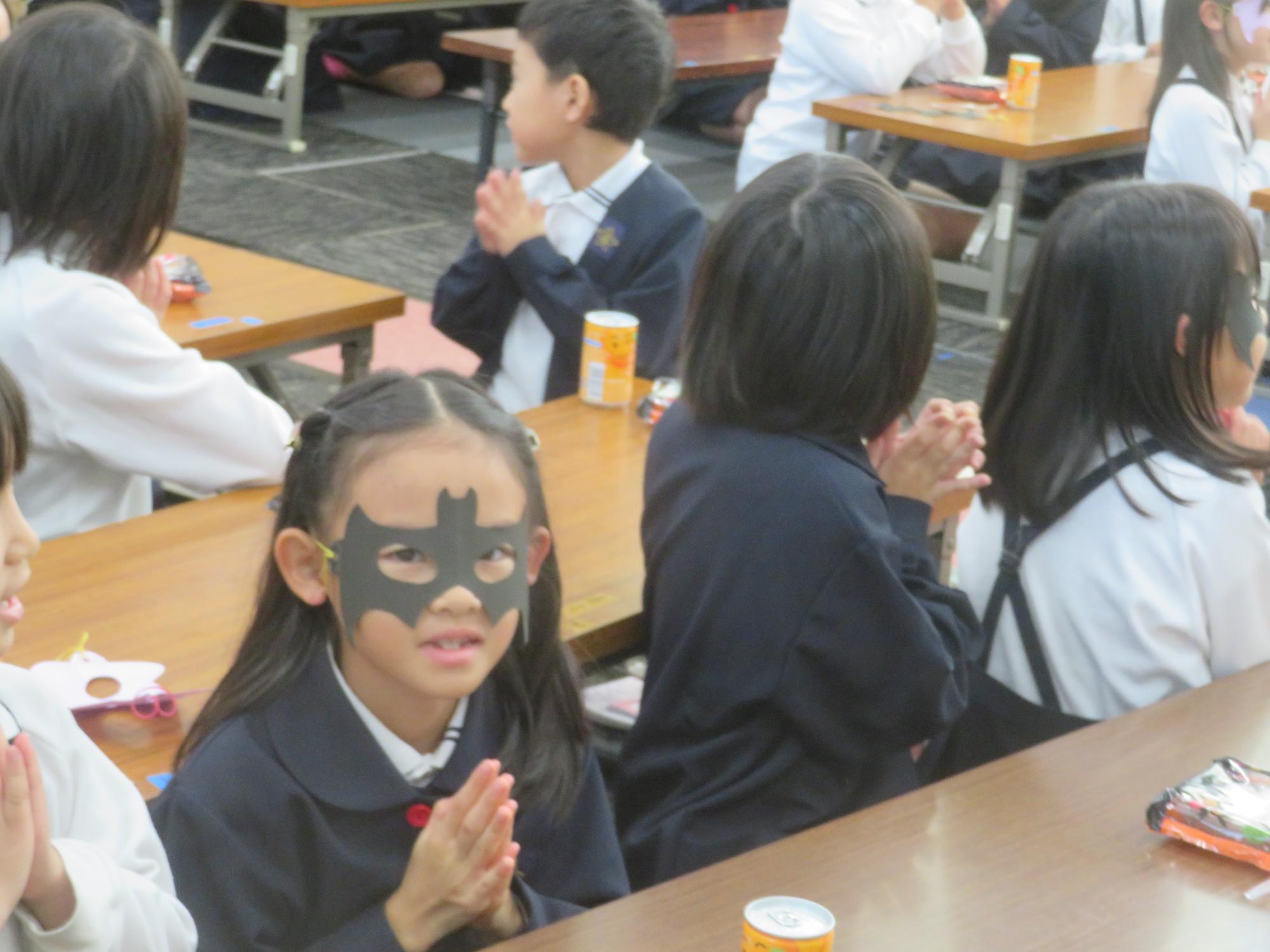 仮面をつけていただきます。