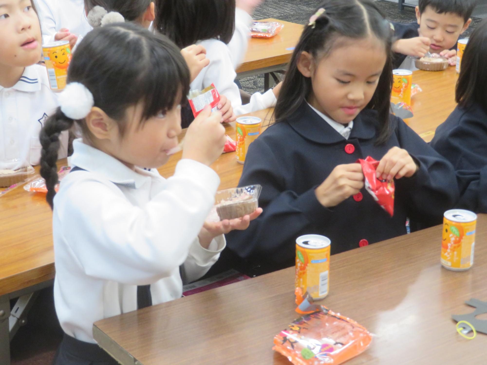 食べるときは外して食べる子