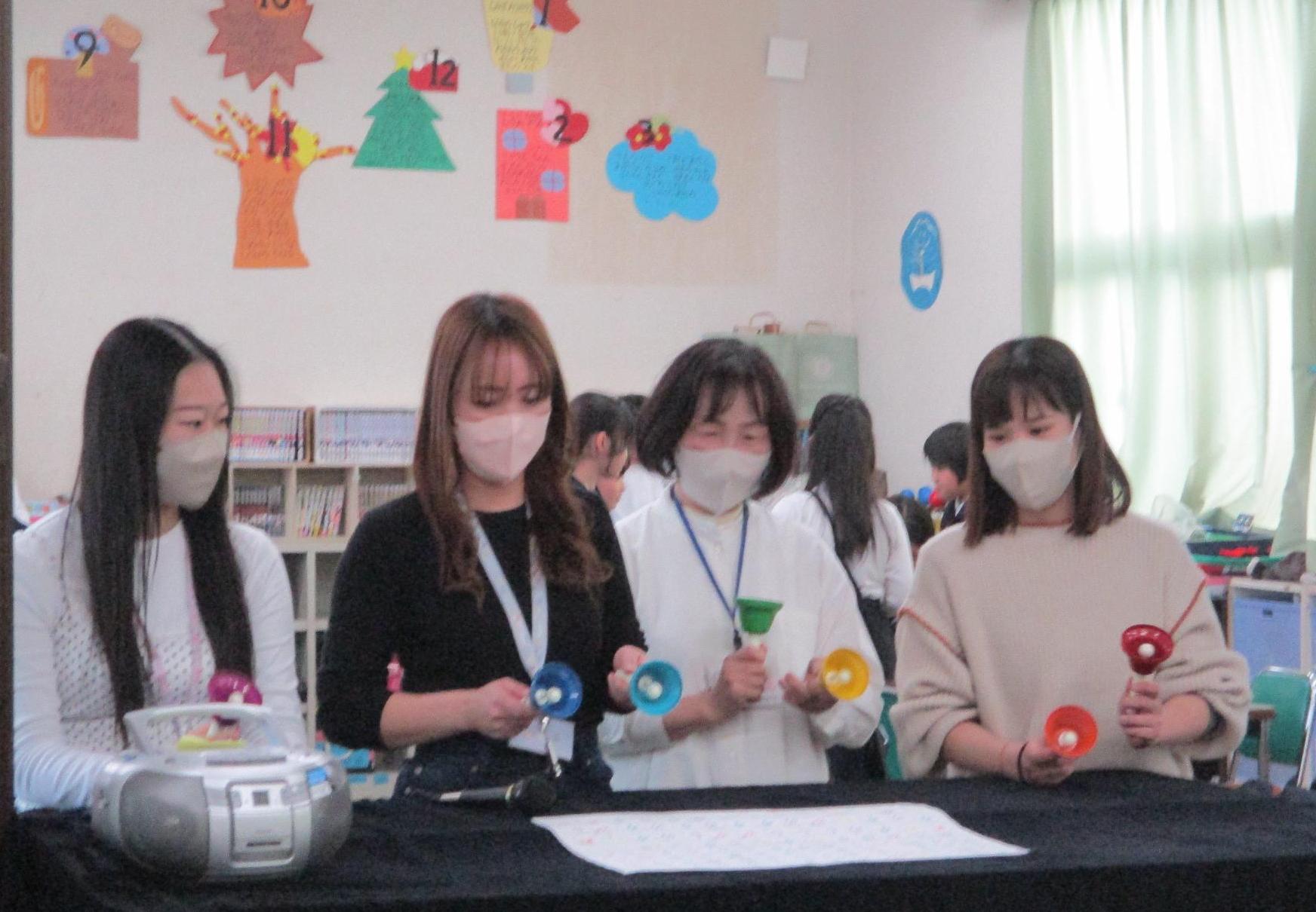 指導員によるハンドベルの演奏