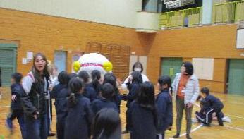 周りを取り囲む子どもたち