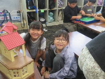 おもちゃのお家で遊んでいます