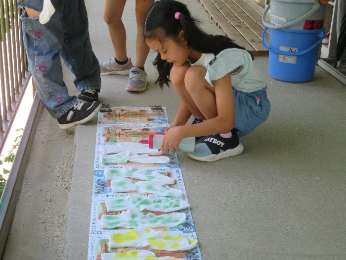 白い靴下に色を落としていきます