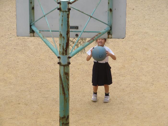 バスケットゴールにシュート。