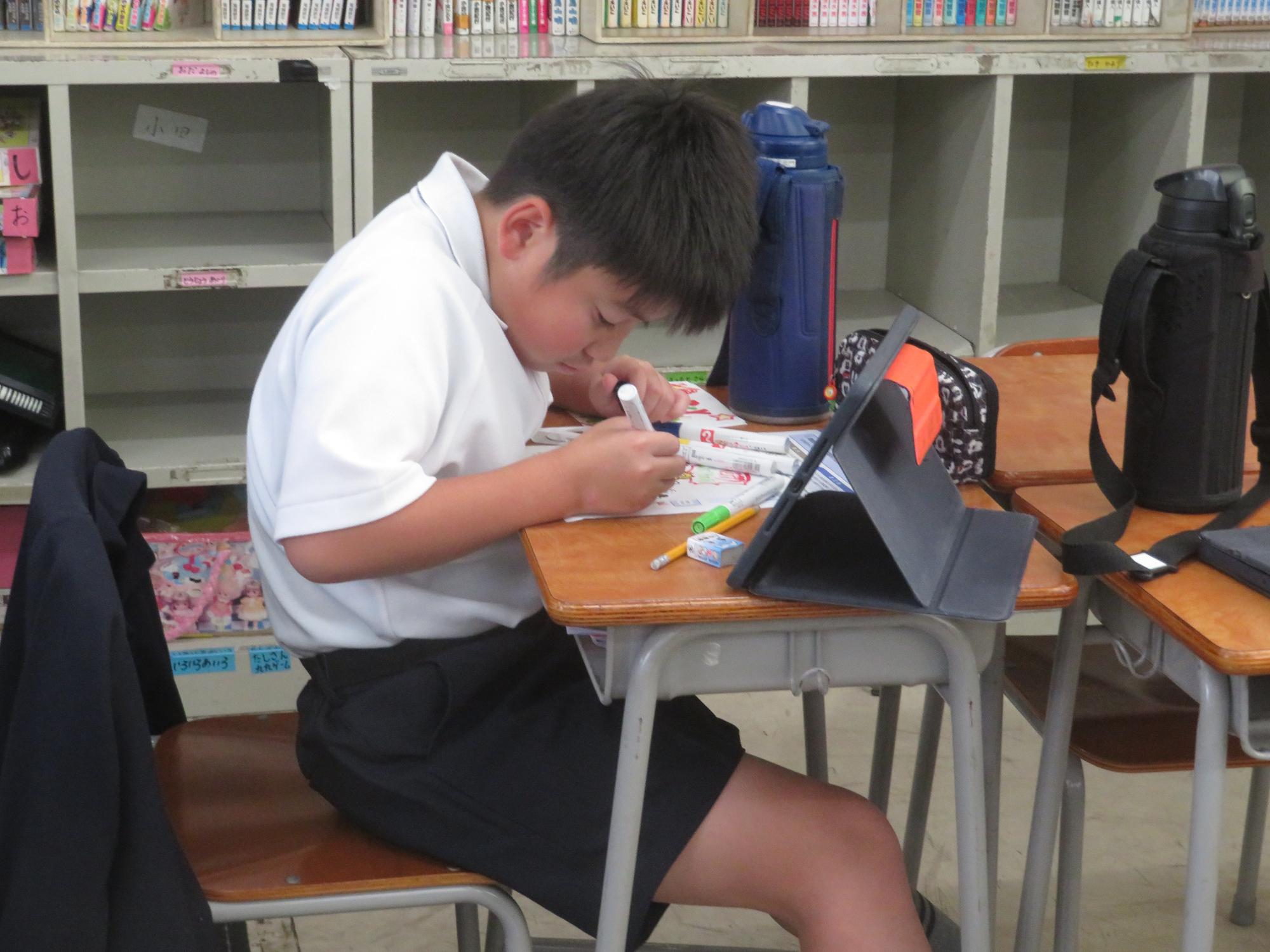 とうろうの絵をかいています