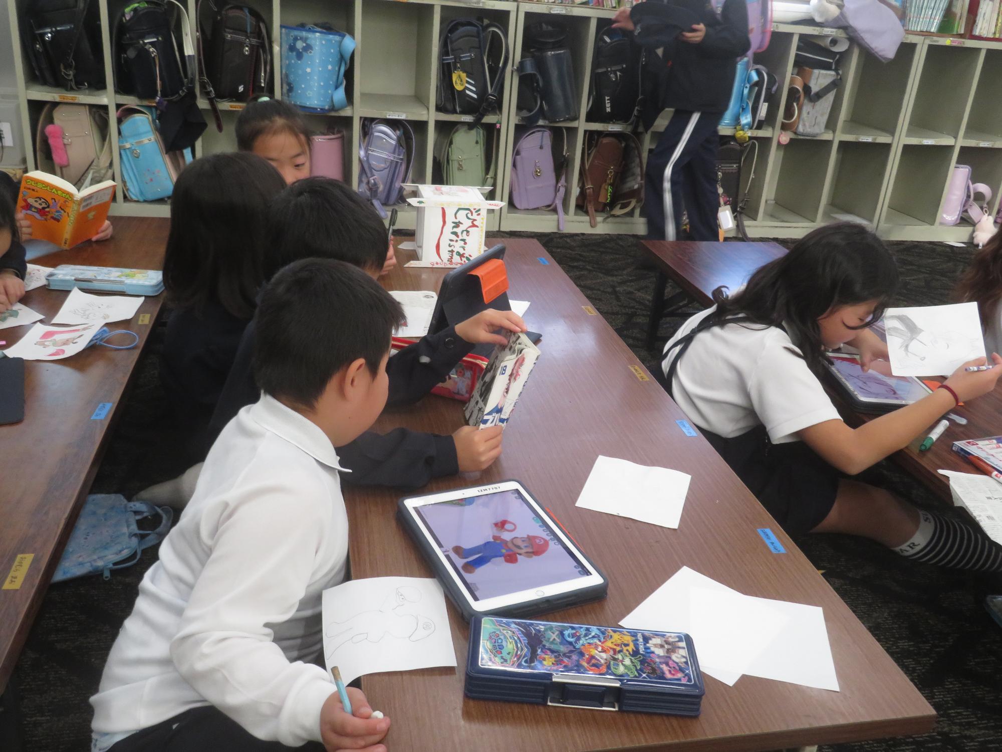 タブレットを使って絵を調べます