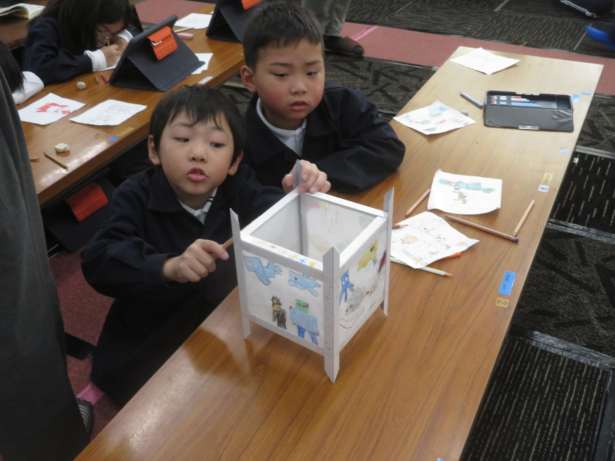 灯篭に絵の色を付けました。