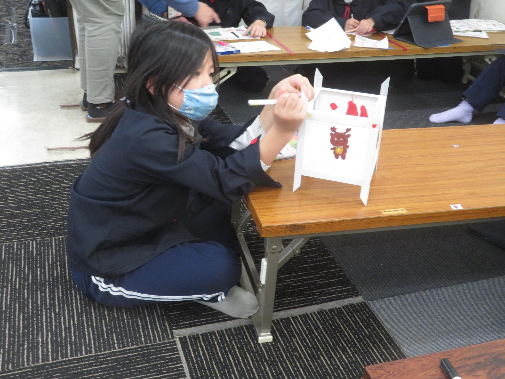 自分の灯篭に色を塗りました