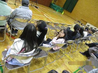 演奏を聴く子どもたち