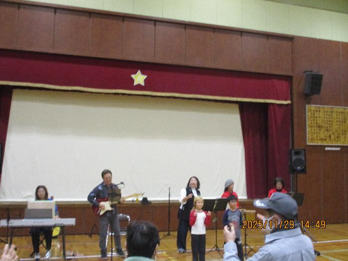 みんな目に出て歌いました