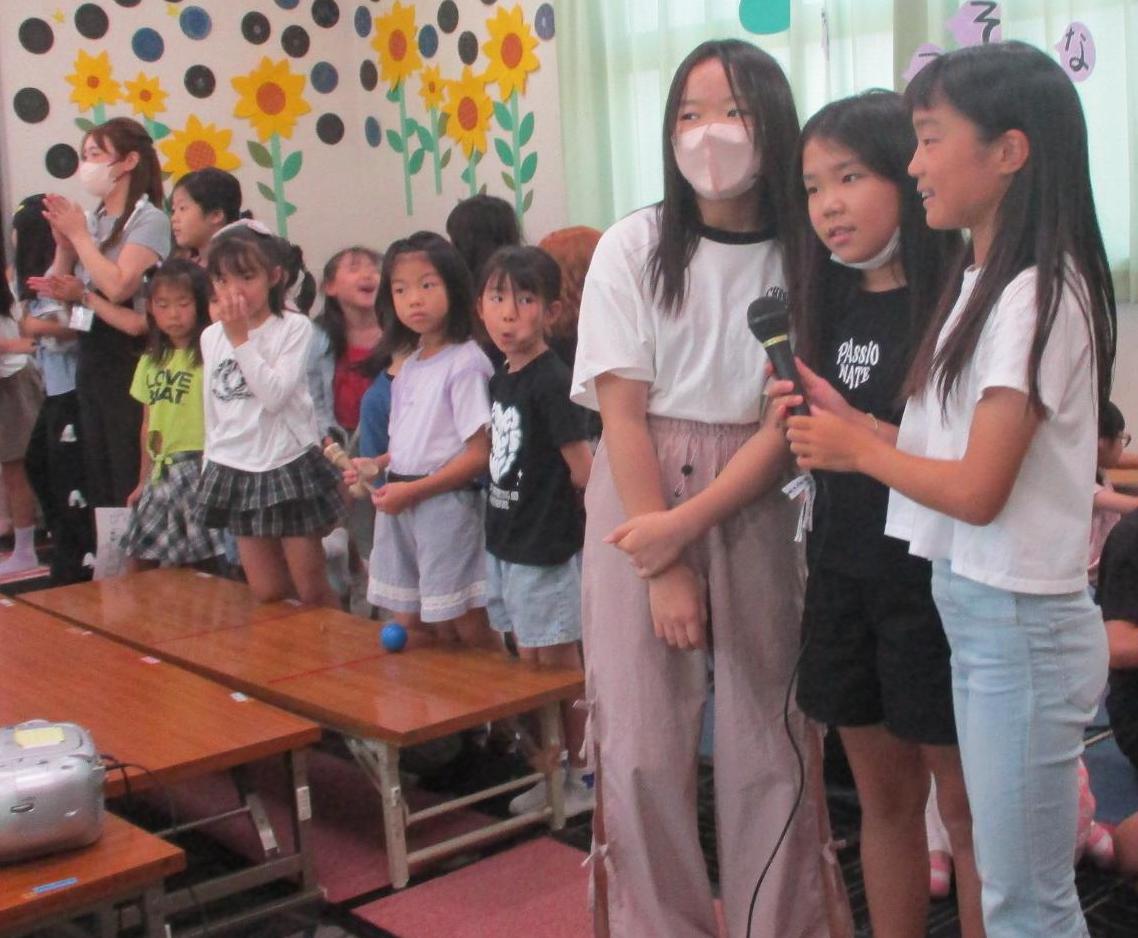 歓迎の言葉をのべる3人