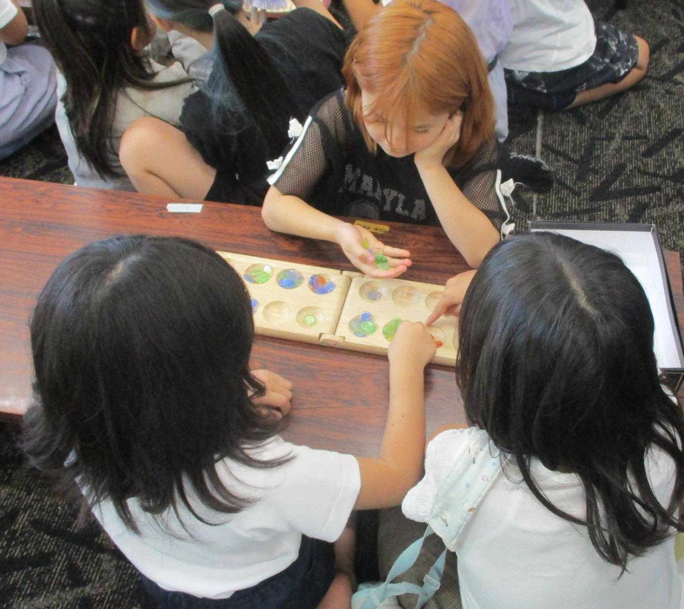 マンカラで遊ぶ