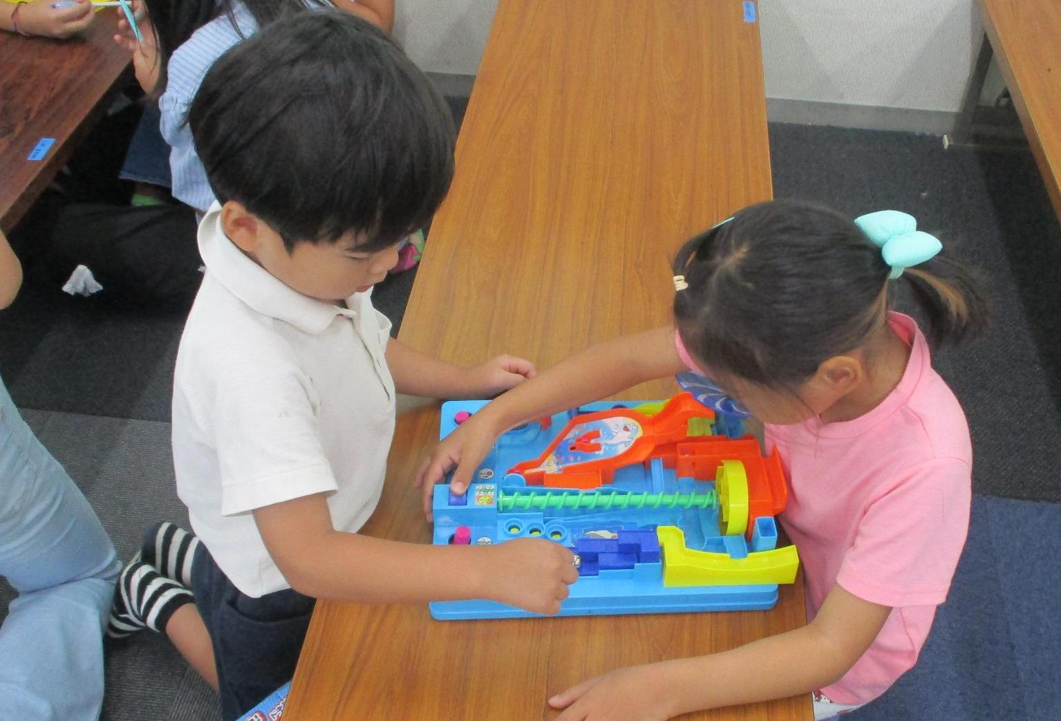 障害物を超えてボールを移動させていきます