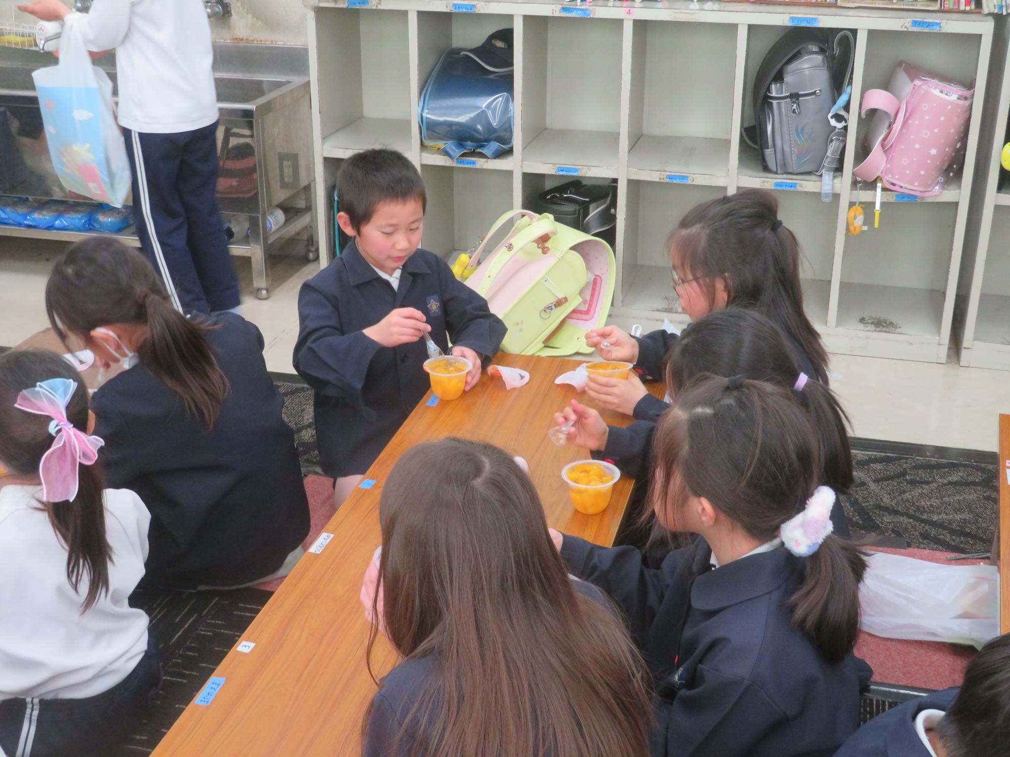 みんなでおやつを食べました