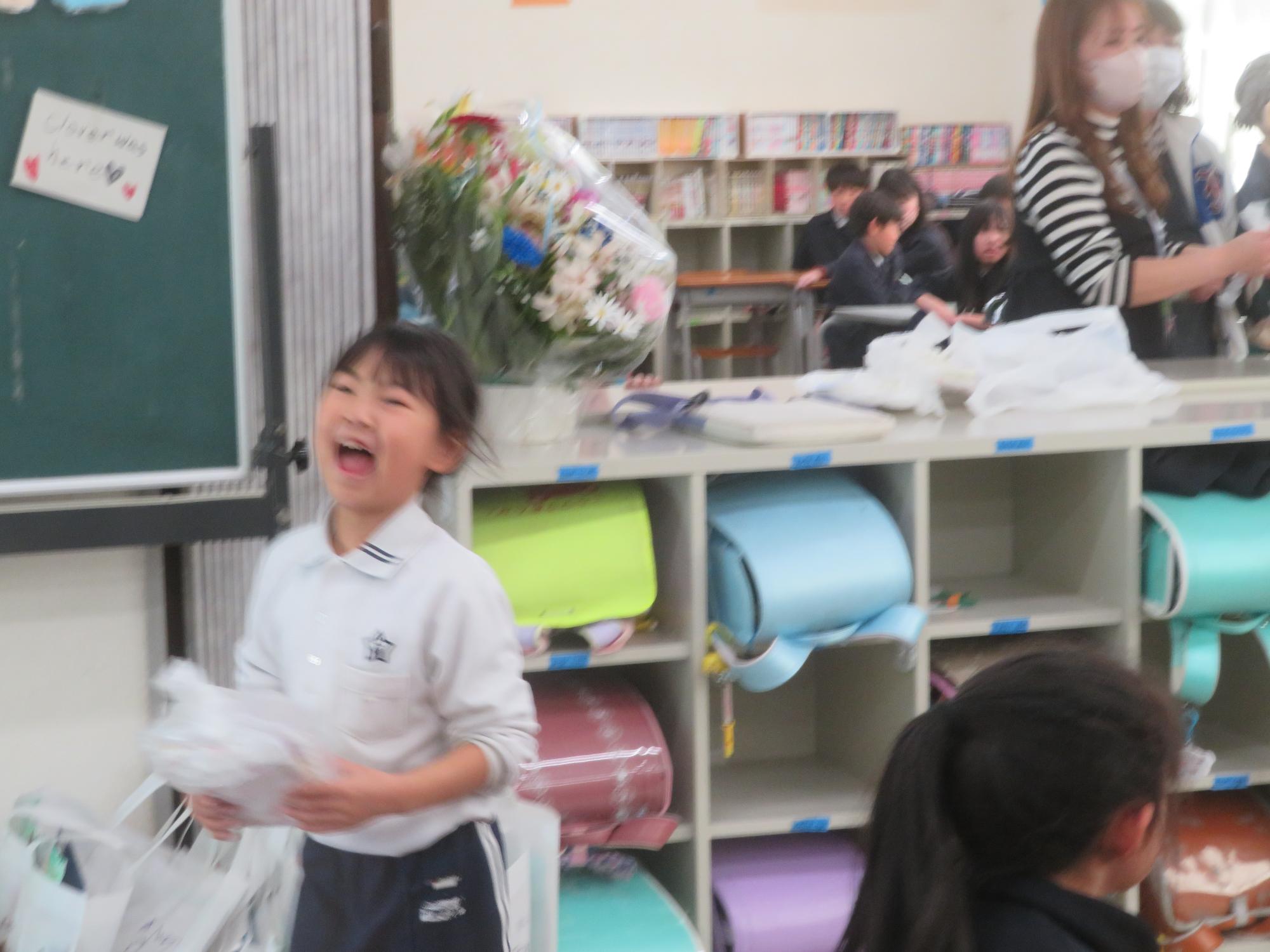 誕生日のプレゼントをもらって