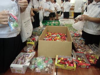 お菓子を袋いっぱい詰めていきました。