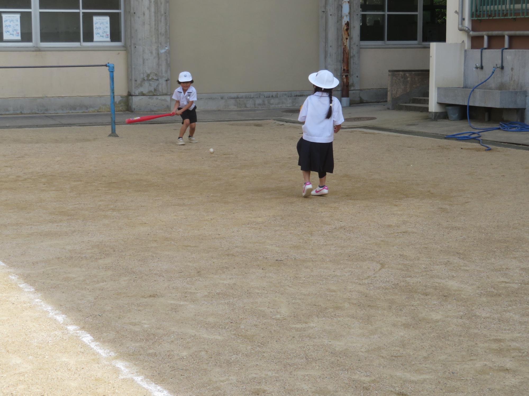 ゴロのボールも打っちゃいます