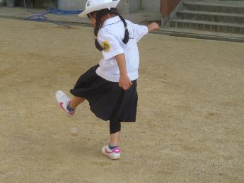 ボールをけって返していました。