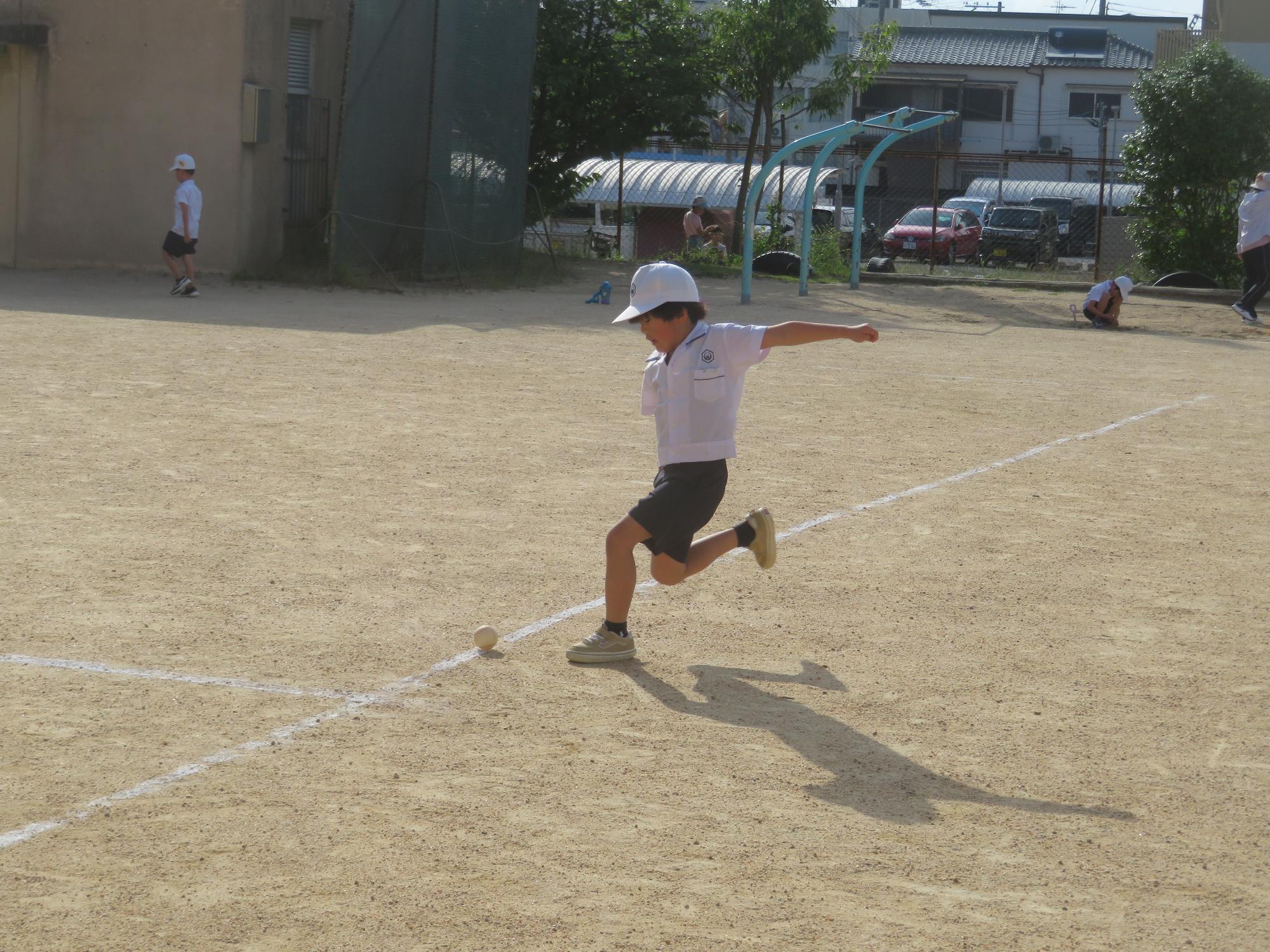 転がってきたボールもけって返しました