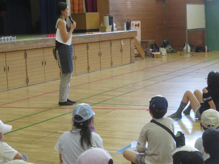 ハンバーガーづくりについて説明を聞きました