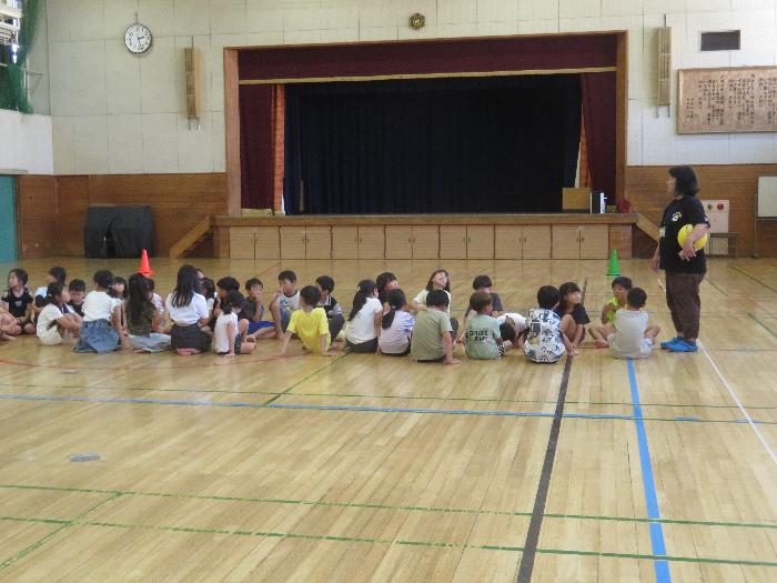 体育館で整列して始めました