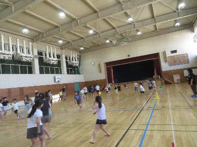 ドッジボールをしています