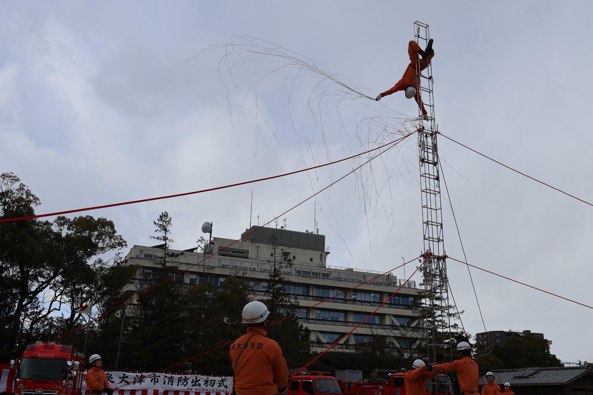 救助隊員によるはしご演技
