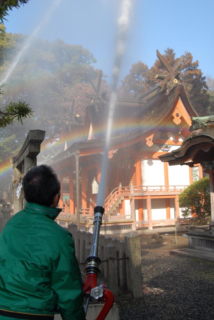 本殿へ向かい放水銃で放水する氏子