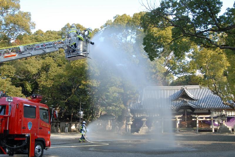 H23拝殿に向かいはしご車から放水