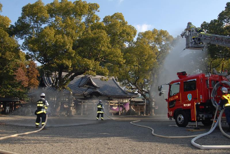 H23拝殿に向けて放水する消防職員