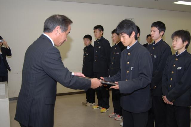 教育長から表彰される選手たち