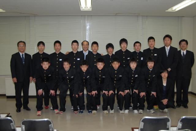 市長や教育長と記念撮影する選手たち