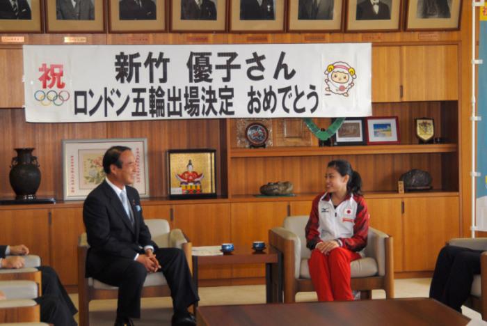 神谷市長と新竹選手