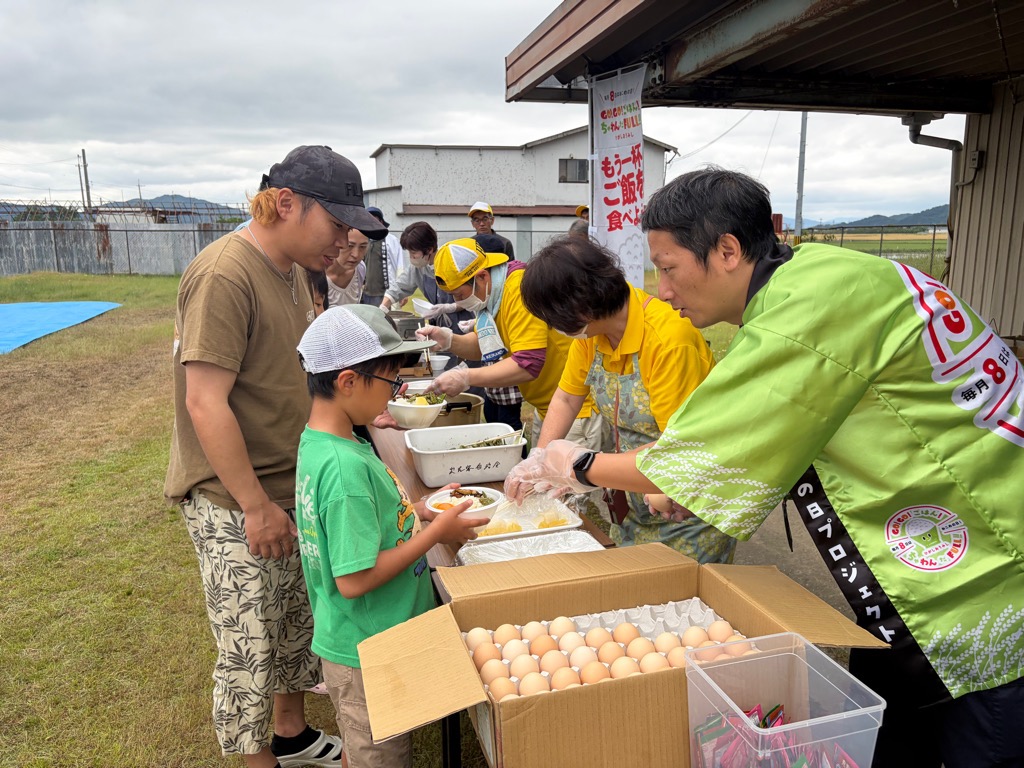 東近江市職員がこどもたちに昼食をふるまってくれている様子
