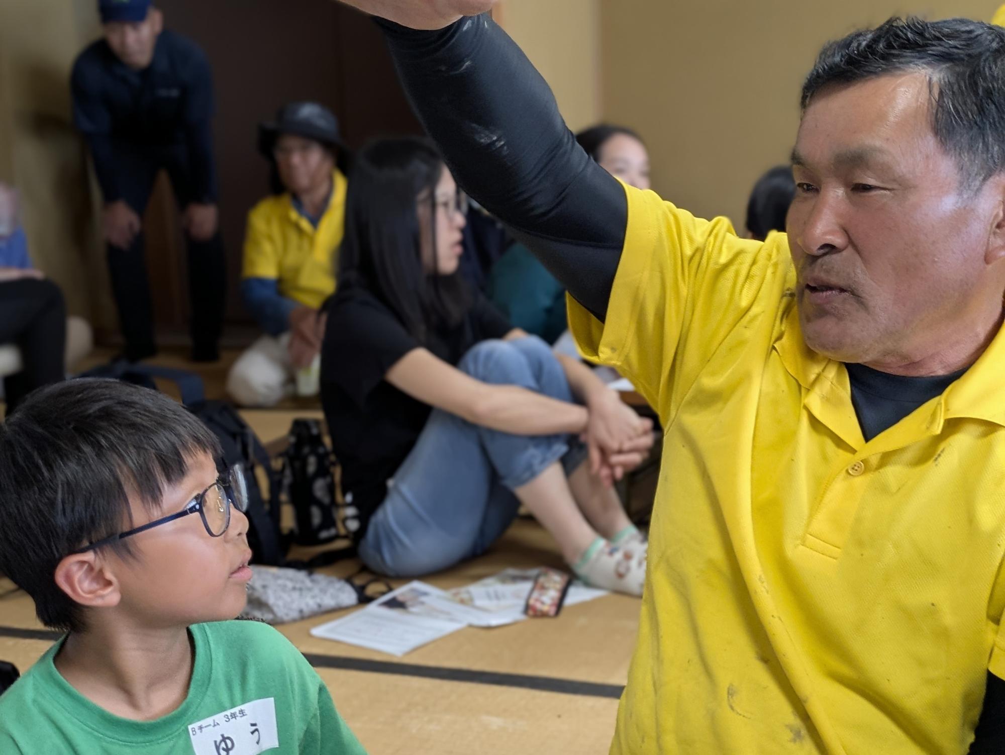 説明を聞く男の子