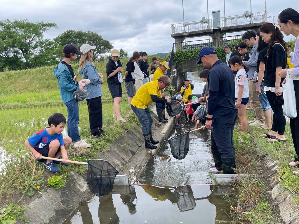 魚道に入るこどもたち